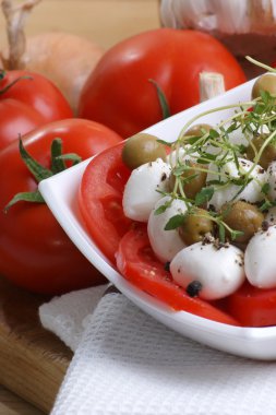 Mozzarella peyniri salatası olarak