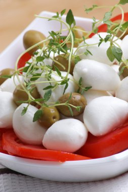 Mozzarella peyniri salatası olarak