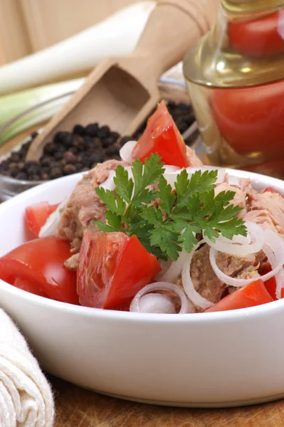 Salade de thon fraîche et délicieuse — Photo