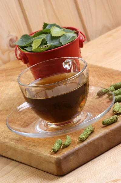 Chá de folha de vidoeiro em uma xícara de vidro — Fotografia de Stock