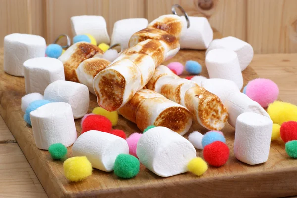 Grillad marshmallow på spett — Stockfoto