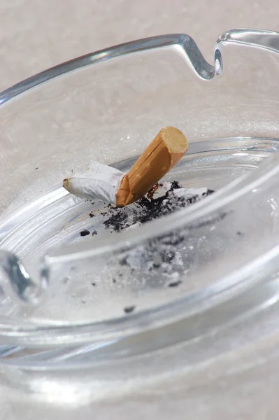 香烟在玻璃烟灰缸 — 图库照片