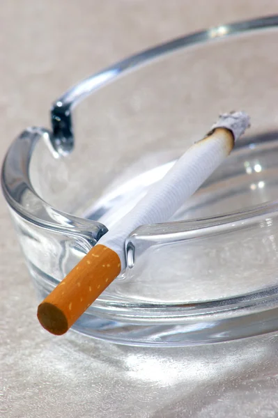 Cigaretta egy üveg hamutartó — Stock Fotó