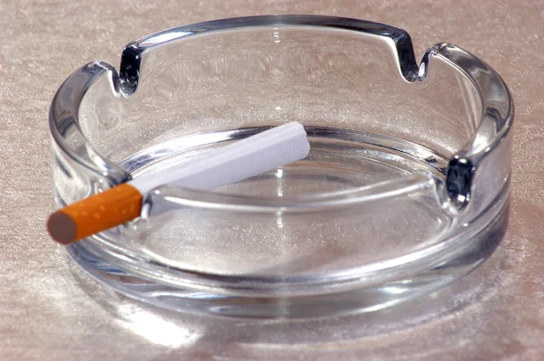 Zigarette im Glasaschenbecher — Stockfoto