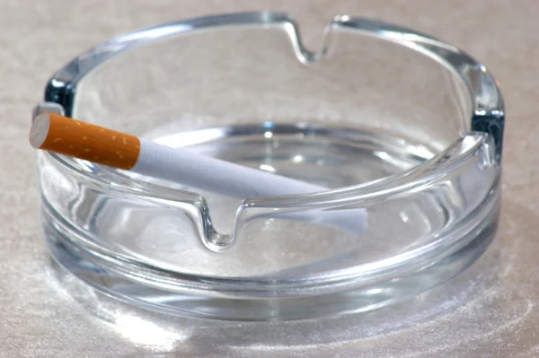 Una sigaretta malsana — Foto Stock