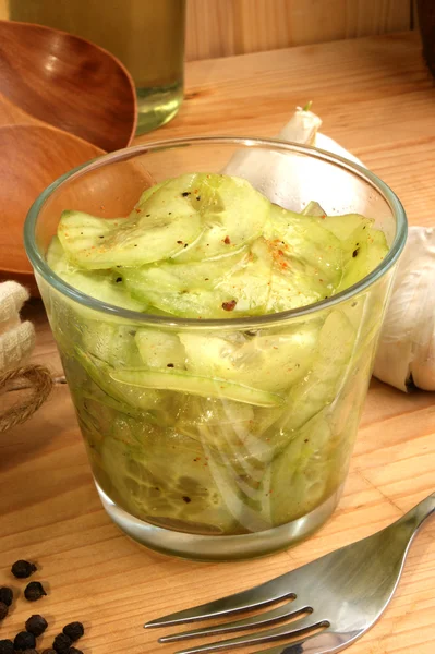 Organische komkommer salade in een glazen kom — Stockfoto