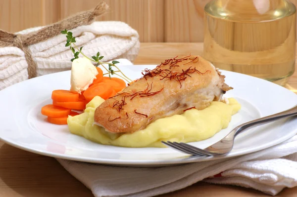 Filete de pollo sobre patata de puré orgánica — Foto de Stock