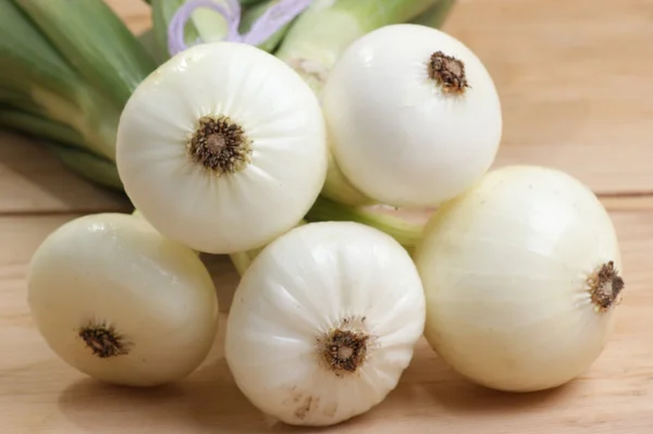 Some white onion on a timber board — Stock Photo, Image