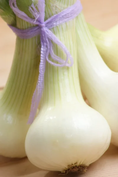 Some white onion on a timber board — Stock Photo, Image