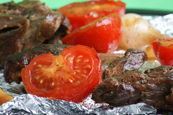 Organicznych pomidorów i cebuli na grill — Zdjęcie stockowe