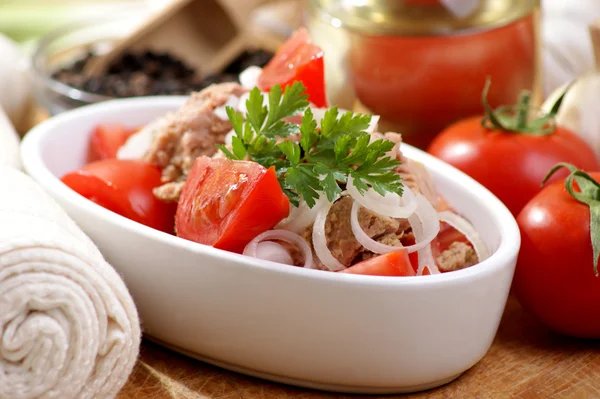 Taze ve lezzetli ton balıklı salata — Stok fotoğraf