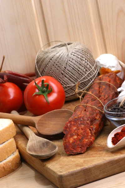 Salami och vissa huvudfunktionerna tomat — Stockfoto