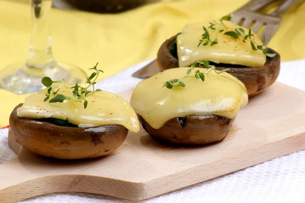 치즈와 함께 구운된 버섯 — 스톡 사진