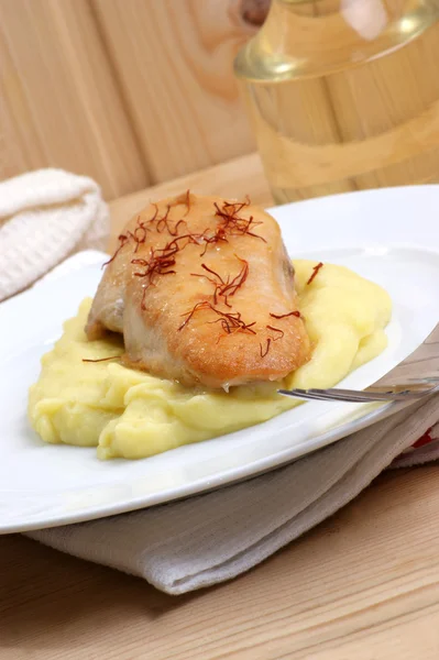 Chicken fillet on organic mash potato — Stock Photo, Image