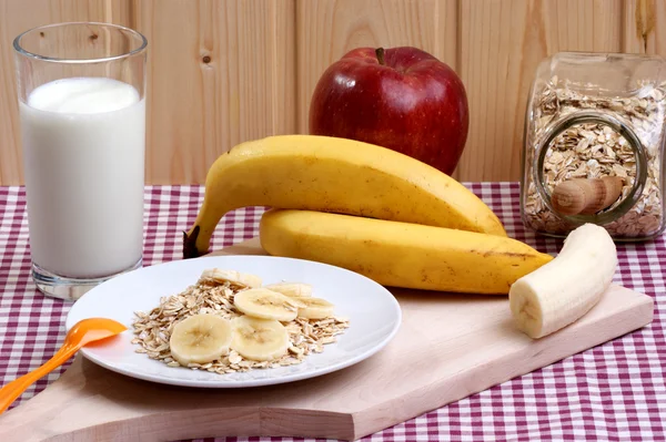 Oatmeal with organic banana slices — Stock Photo, Image