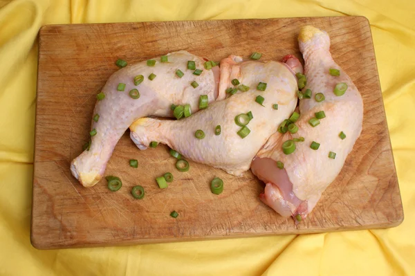 Raw organic chicken drumstick with spring onion — Stock Photo, Image