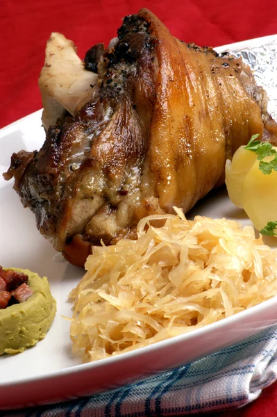 Knuckle daging babi dan sauerkraut — Stok Foto