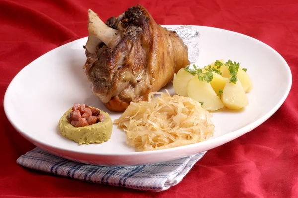 Knuckle daging babi dan sauerkraut — Stok Foto