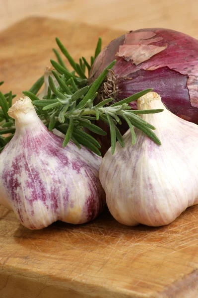 Some fresh organic garlic — Stock Photo, Image