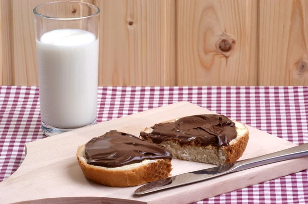 Desayuno con crema de turrón y leche fría — Foto de Stock