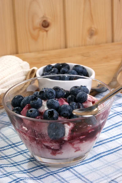 Arándanos y yogur en un vaso — Foto de Stock