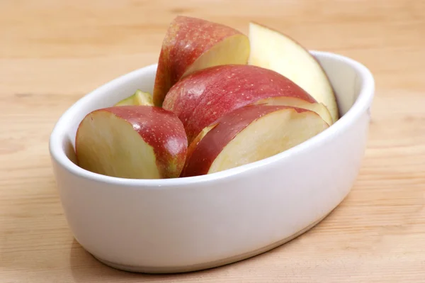 Plasterki jabłka w misce biały — Zdjęcie stockowe