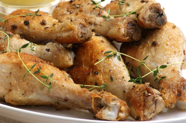 Grilled organic chicken drumsticks — Stock Photo, Image