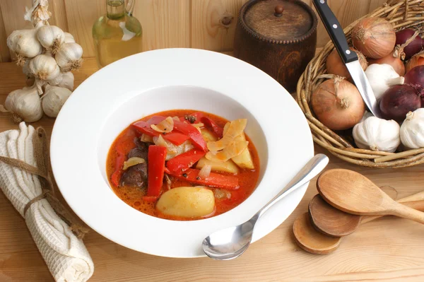 Суп с органической картошкой и красной паприкой — стоковое фото