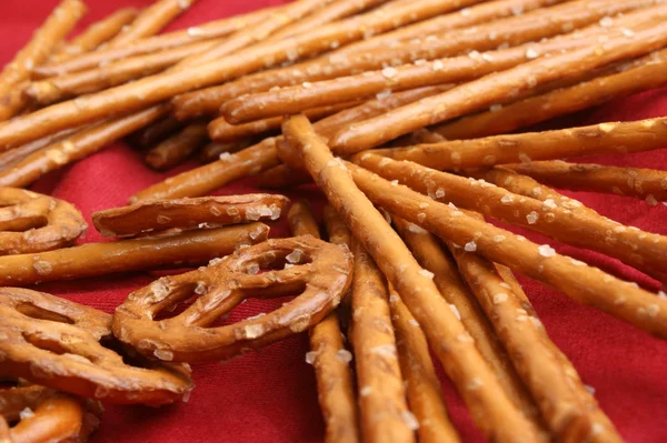 Alguns palitos salgados pretzel e pretzel — Fotografia de Stock