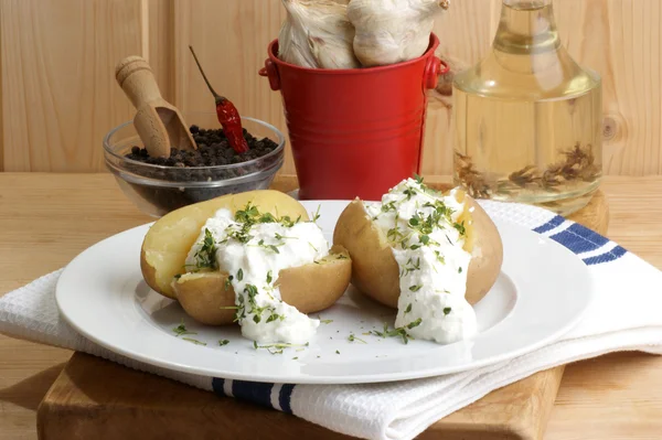 Вареный органический картофель с творогом домашнего приготовления — стоковое фото