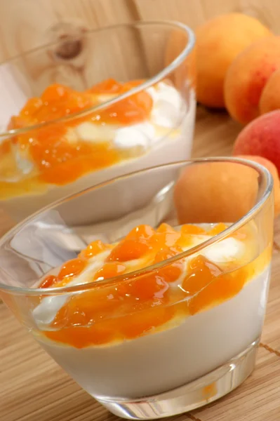 酸奶的自制杏蜜饯 — 图库照片