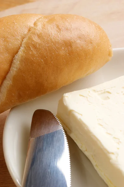 Kahvaltı ekmek rulo ve organik tereyağı ile — Stok fotoğraf