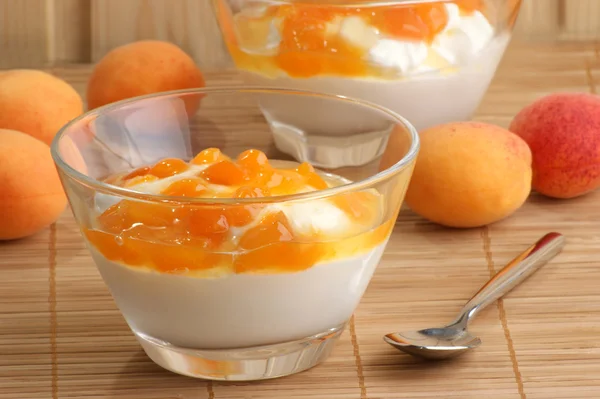 Yoghurt with home made apricot compote Royalty Free Stock Photos