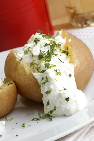 Gekookte organische aardappel met huis gemaakte wrongel — Stockfoto