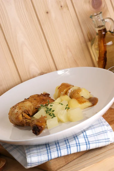 Grilovaný organické paličky s brambory na talíři — Stock fotografie