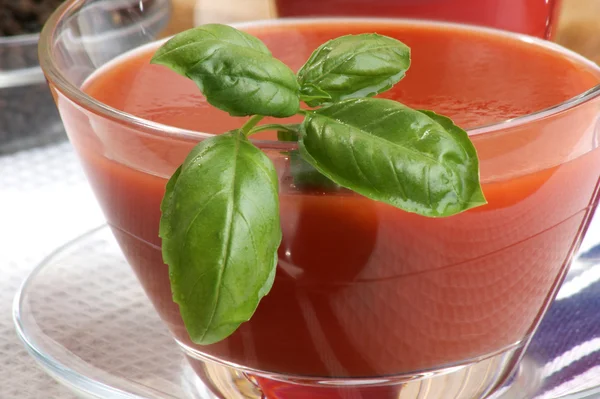 Sumo de tomate fresco num copo com manjericão — Fotografia de Stock