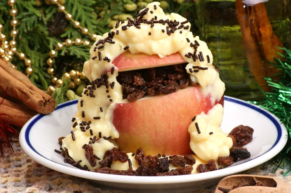 Bakad äpple med hemlagad vaniljsås och russin — Stockfoto