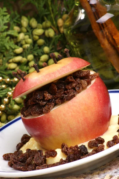 Ev yapımı krema ve kuru üzüm ile pişmiş elma — Stok fotoğraf