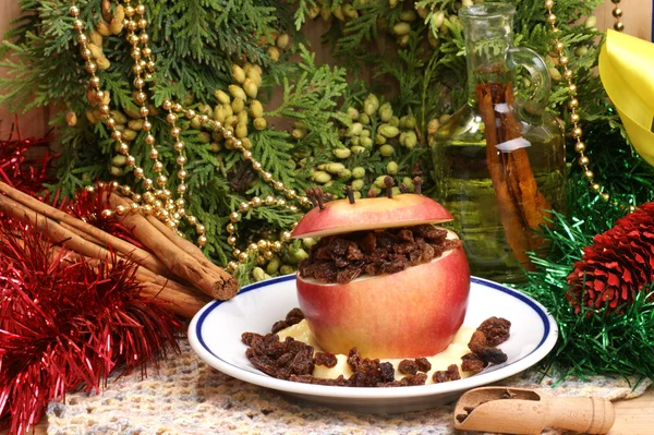 Gebakken appel met huisgemaakte vla en rozijnen — Stockfoto