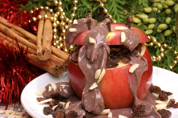 Gebakken appel met huis gemaakte chocolade pudding — Stockfoto