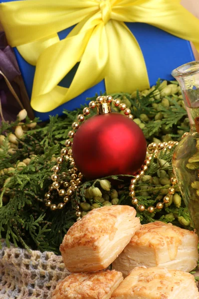 Decorazione natalizia con rametti di abete e biscotto — Foto Stock