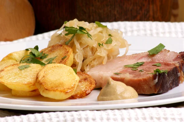 Carne di maiale affumicata con crauti biologici e patate — Foto Stock