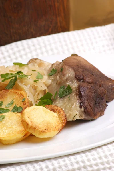 Daging babi panggang dengan sauerkraut organik dan kentang — Stok Foto