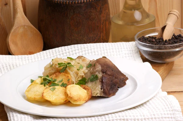 Daging babi panggang dengan sauerkraut organik dan kentang — Stok Foto