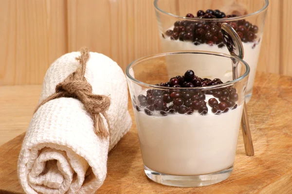 Bayas de saúco orgánicas frescas y yogur en un vaso —  Fotos de Stock