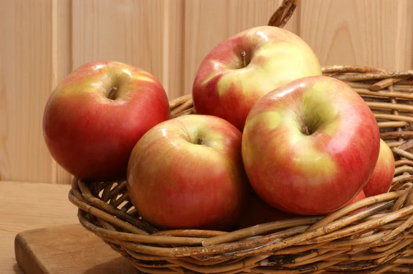Groene en rode organische appel in een mand — Stockfoto