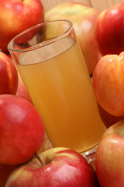 Jus de pomme et nectarine frais dans un verre — Photo