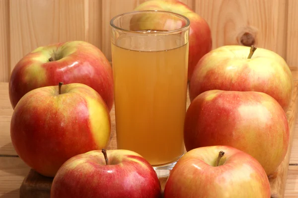 いくつかの有機栽培の新鮮なリンゴとグラスにジュース — ストック写真