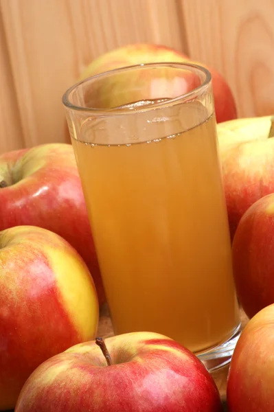 Některé organické čerstvé jablko a šťávy ve sklenici — Stock fotografie
