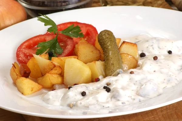 Patata asada con arenque en un plato blanco — Foto de Stock